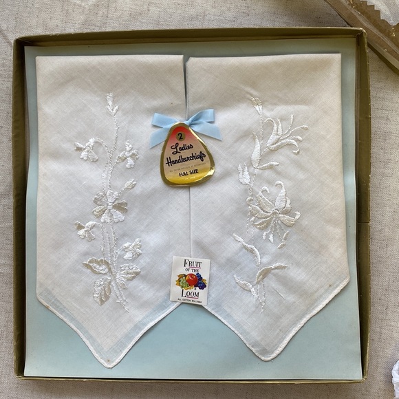 Boxed Set of 2 Vintage Ladies Embroidered Handkerchiefs - Picture 3 of 3